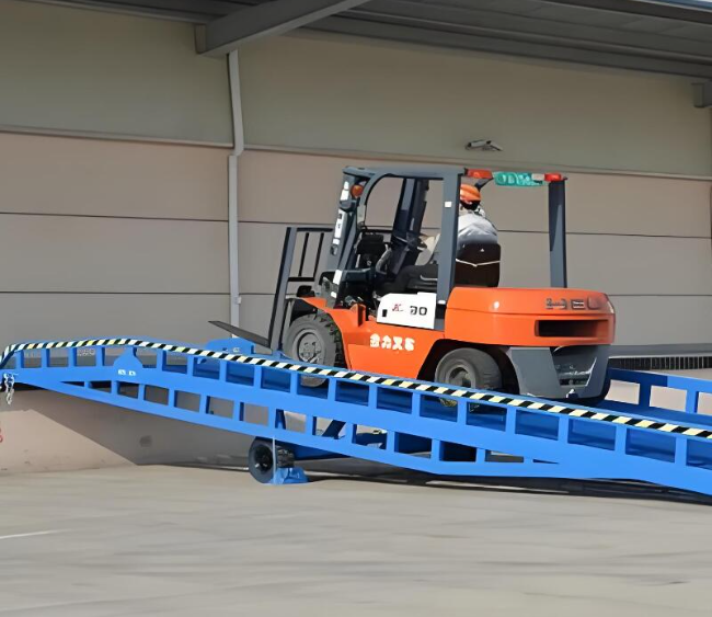 加乐镇移动式卸货平台（叉车用）